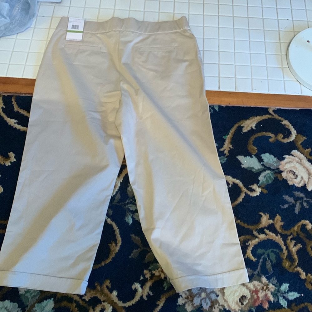 Sag Harbor stretch crop length Capri  in‎ light oak. NWT. Retail 46